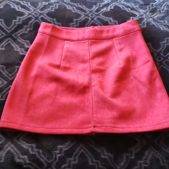 NWOT Maroon/Berry coloured mini skirt - Picture 3 of 4